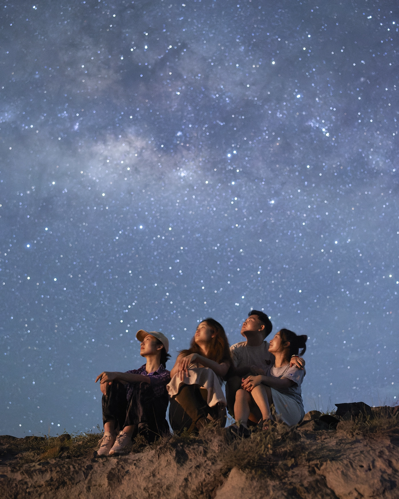 Grupo de participantes observando el cielo nocturno con telescopio en la Tatacoa