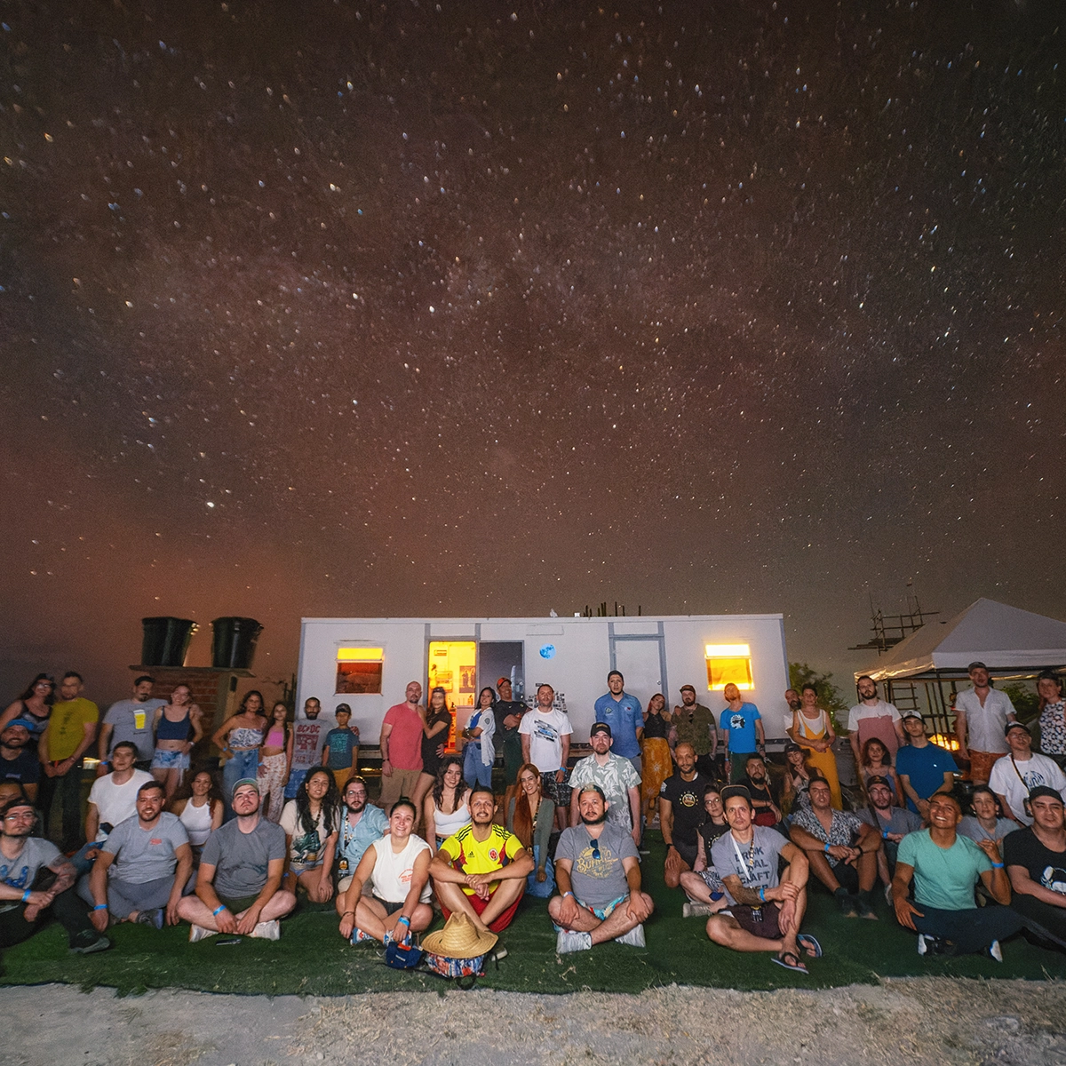 Grupo de participantes bajo el cielo estrellado de la Tatacoa